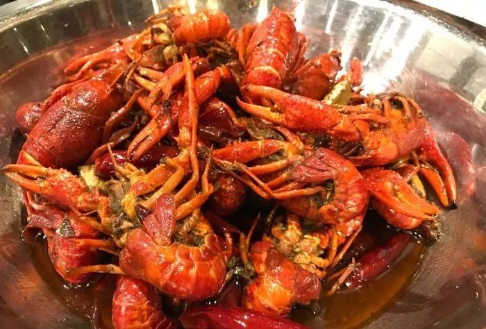 南宁美食推荐必吃龙虾,南宁最好吃的五香龙虾
