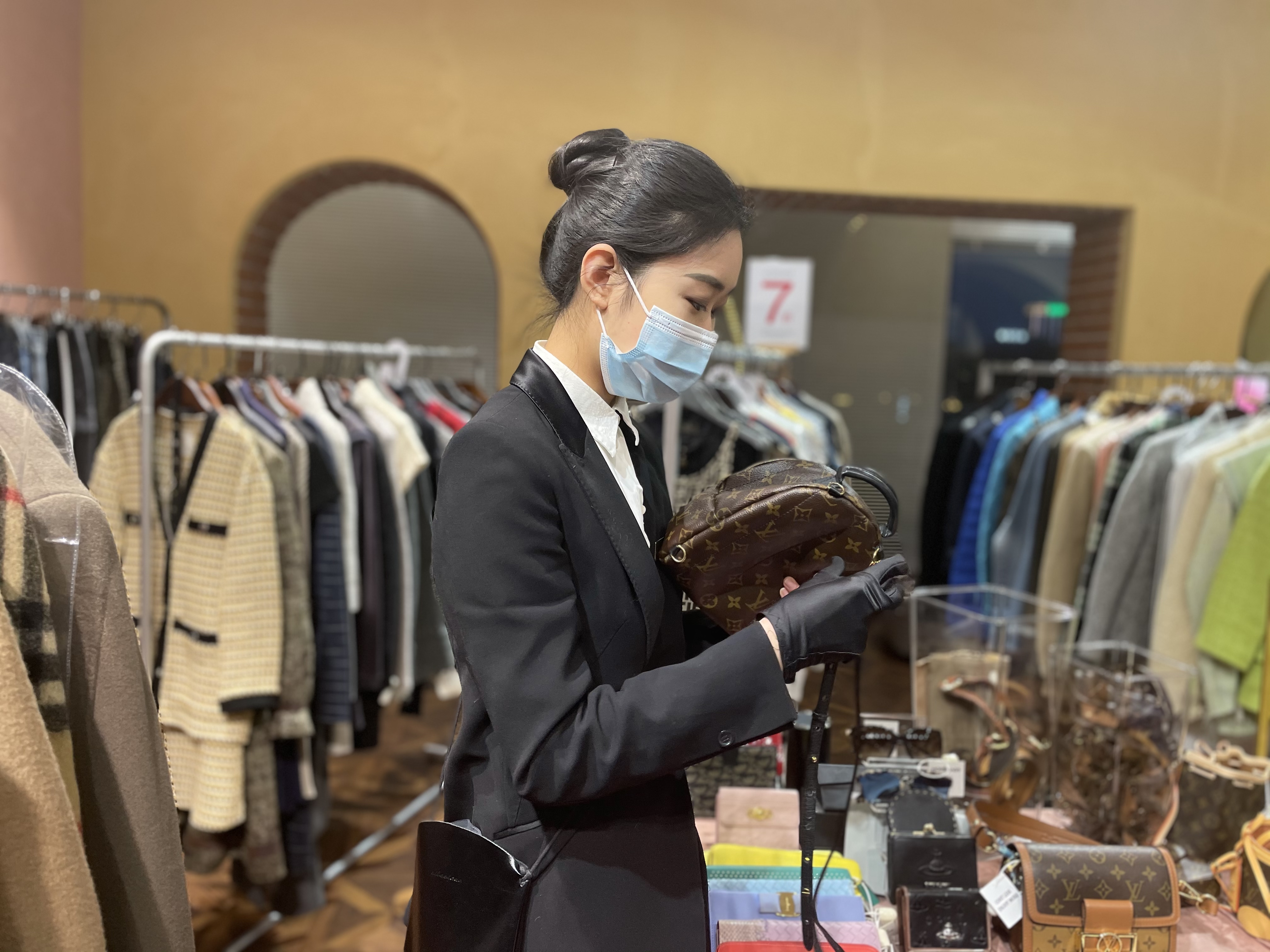 90后空姐辞职摆摊,90后空姐辞职开中古店