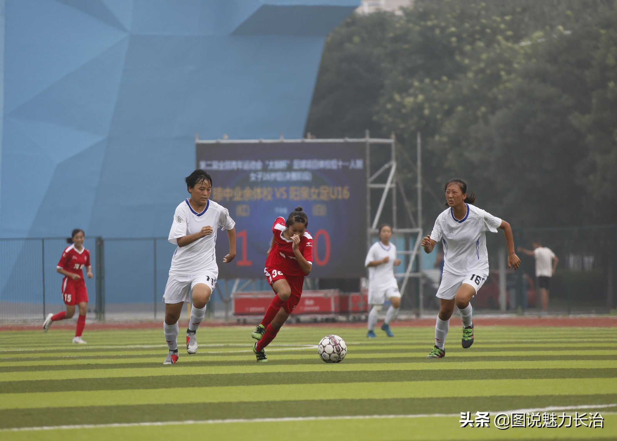 足球球员受伤瞬间,盘点足球比赛上的精彩瞬间