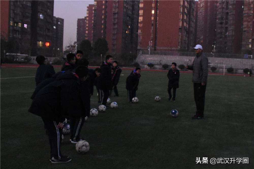 姝︾彏璺拰浜屼腑骞块泤,姝︾彏璺疄楠屼腑瀛﹀拰浜屼腑骞块泤姣旇緝