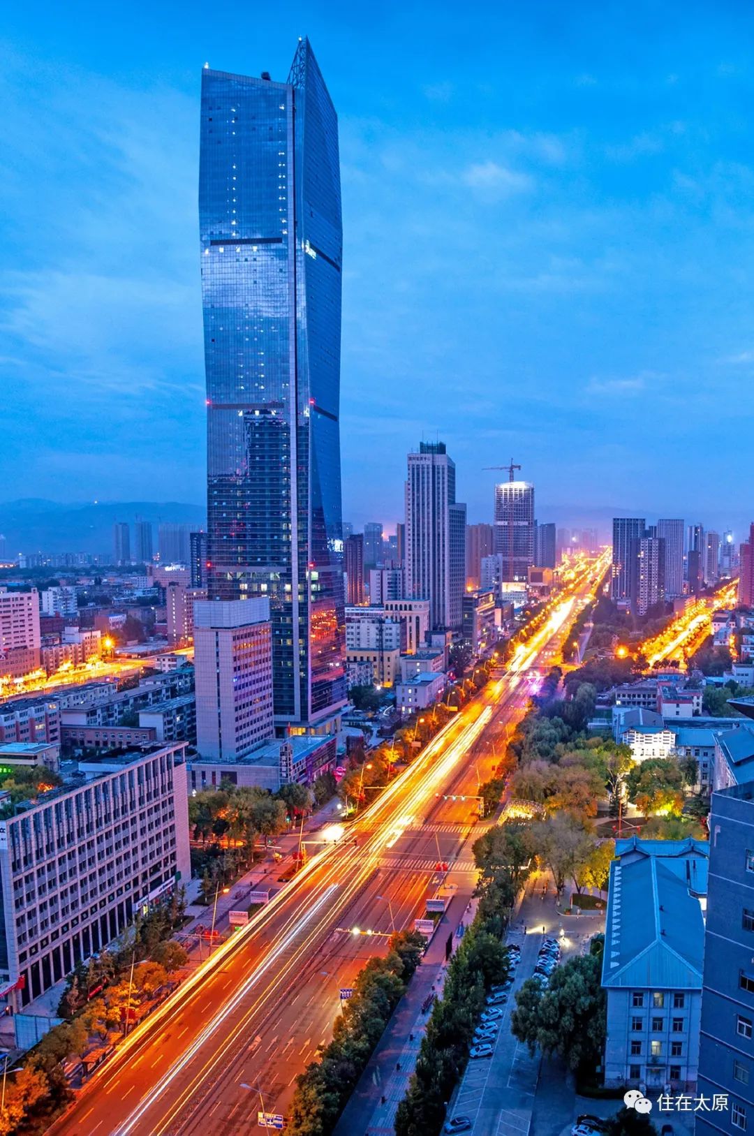 站在高楼向下看第一视角,站在高楼俯瞰城市第一视角