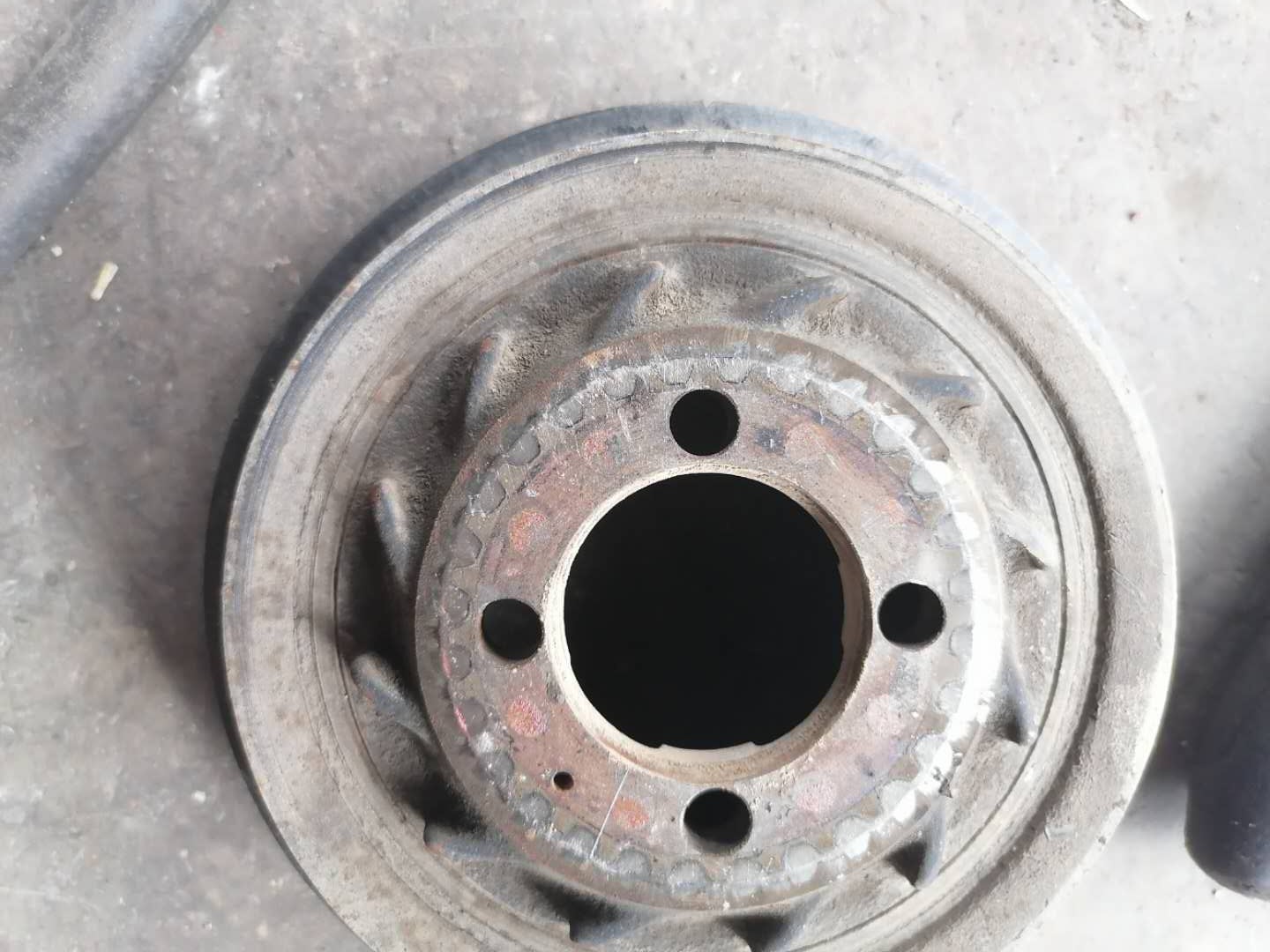 发动机正时链条抖动是什么原因,发动机抖动和正时链条有没有关系