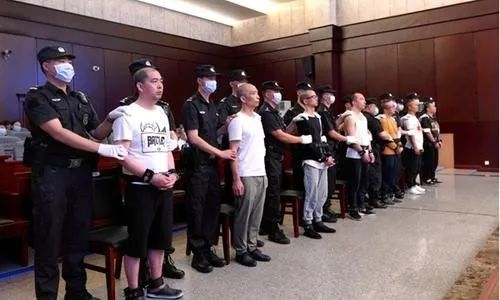 庭审遭遇6级地震！“黑老大”进行1分钟亲情通话