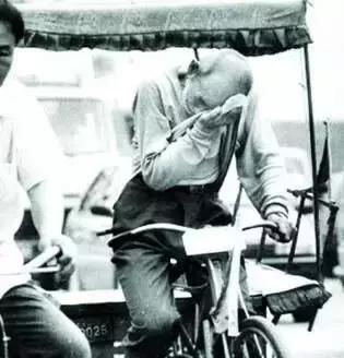 外卖小哥单腿送外卖原视频,单腿外卖小哥送餐视频