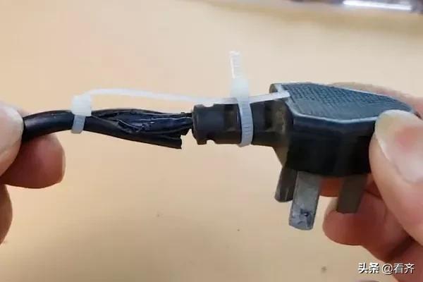 电线插头根部断裂怎么用线绑,电线插头根部断了怎么用扎带修复