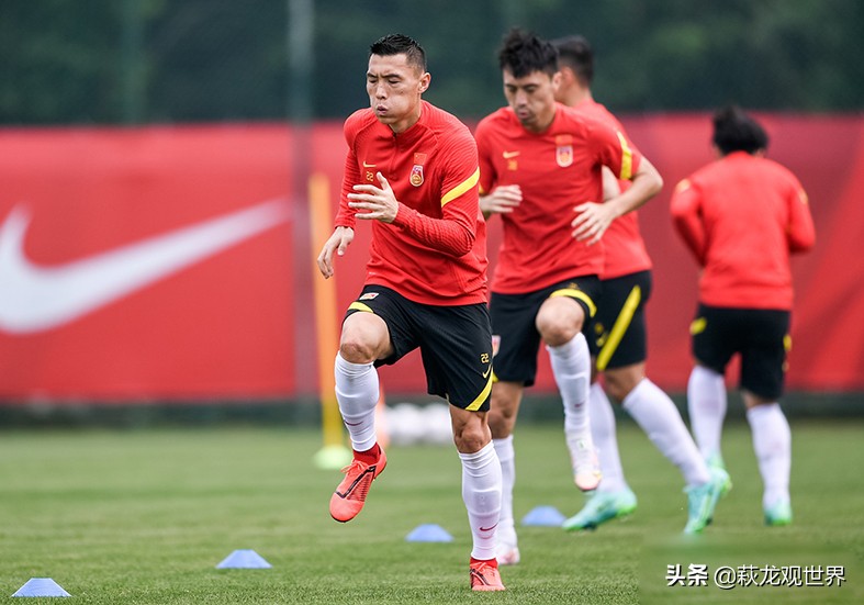 CCTV5直播中国队VS关岛！对手像一个练习沙包？李铁净胜球使劲捞