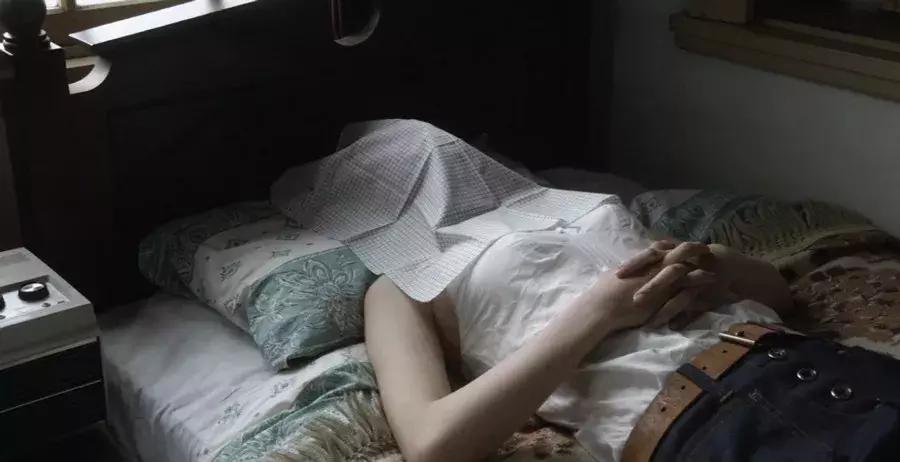 新年第一天22岁女大学生自缢,考验自己的女生自缢身亡