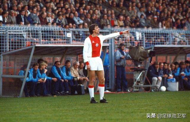 足球是踢硬的还是踢软的,足球是踢的还是打的二年级上册