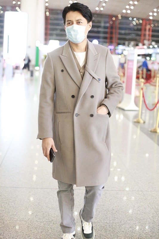 靳东穿搭大衣,西装革履的靳东帅气