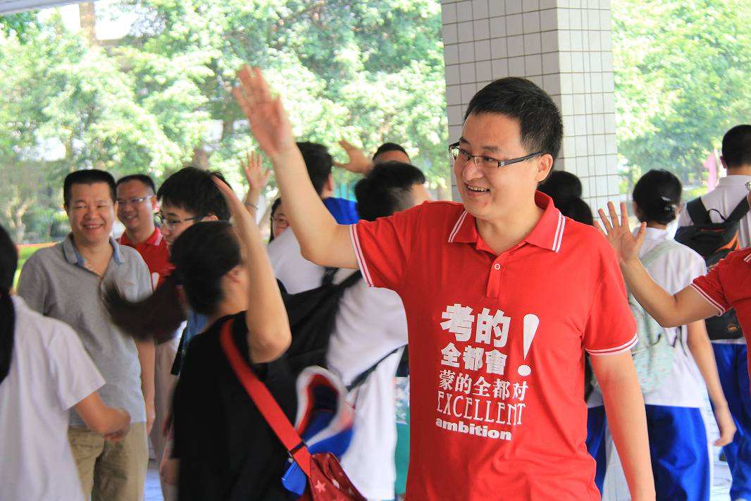 高考作弊对监考人员有什么后果,高考有违规监考老师会提醒吗