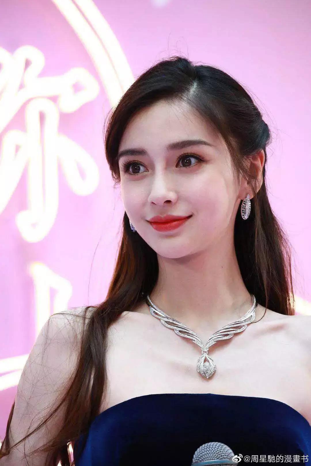 最新机场生图，章若楠素颜真的很真实，ab下身穿搭是学杨幂的吗？