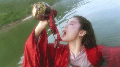 一首《十七岁》之于香港娱乐圈，就是半部《春秋》