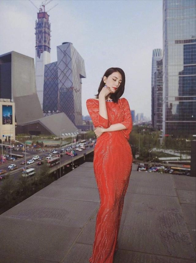 高圆圆低领吊带裙,高圆圆的紫色蕾丝裙高清近照图片