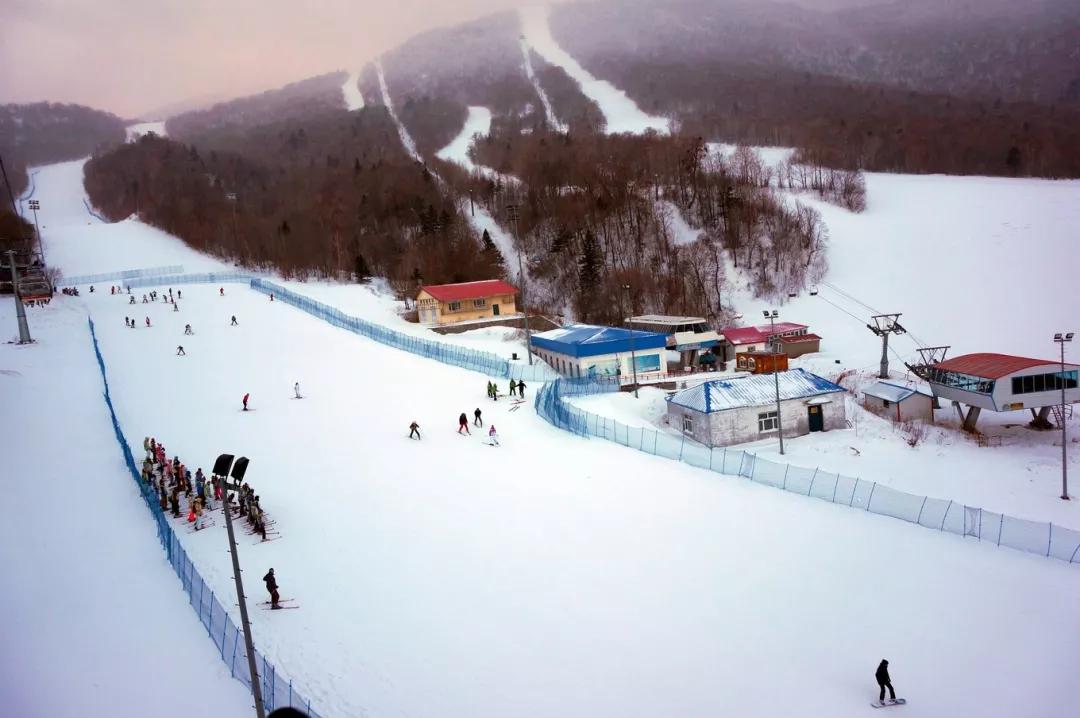 国内最佳八大滑雪胜地,国内10大滑雪胜地