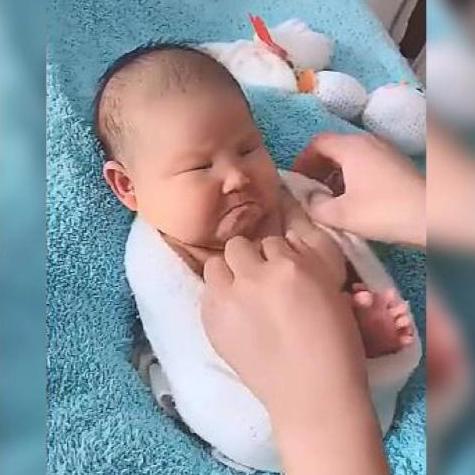 宝妈带宝宝拍满月视频,宝妈带宝宝拍照妈妈笑场