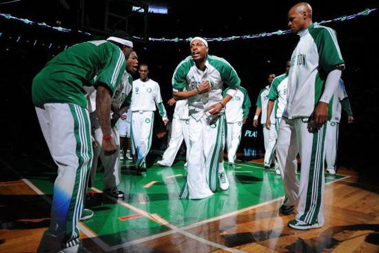 30年从按扣大LOGO变成拉链帽衫NBA出场服老的更霸气新的更舒适