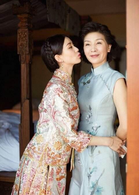 刘诗诗和妈妈仪态到底有多绝,刘诗诗旗袍造型惊艳全场