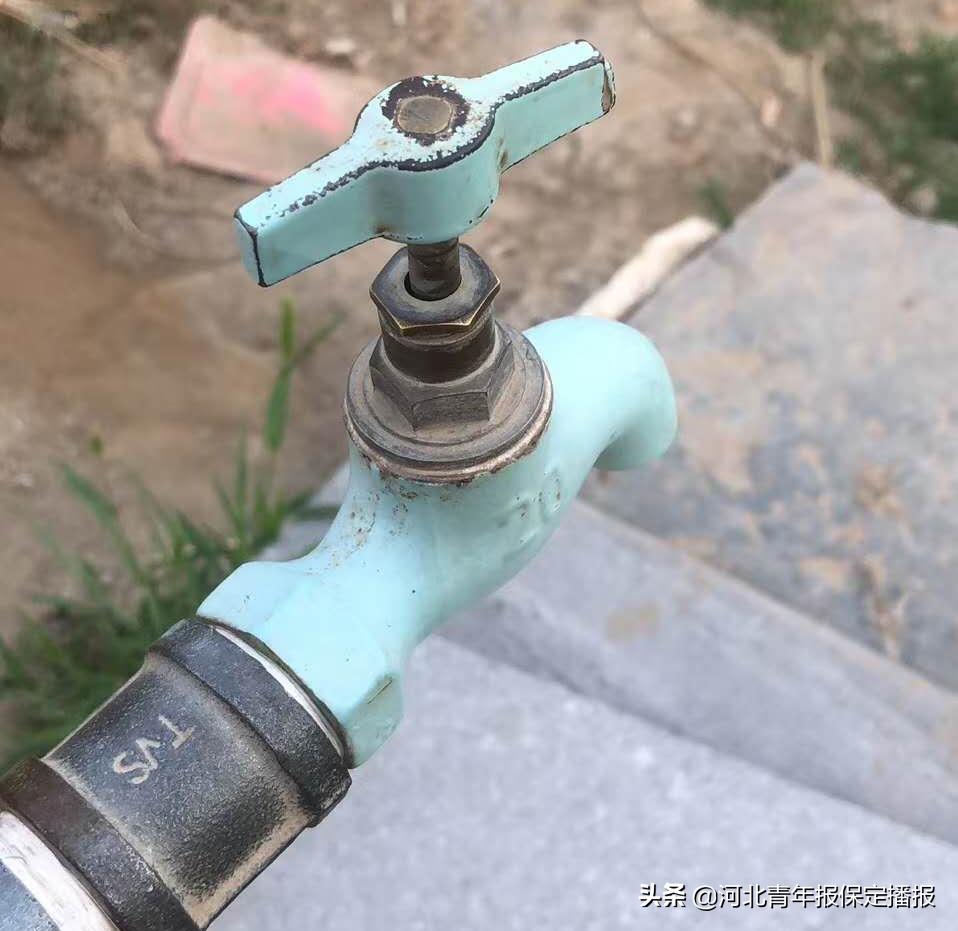 记者采访老城区缺水问题,记者为农民工讨薪被阻挠