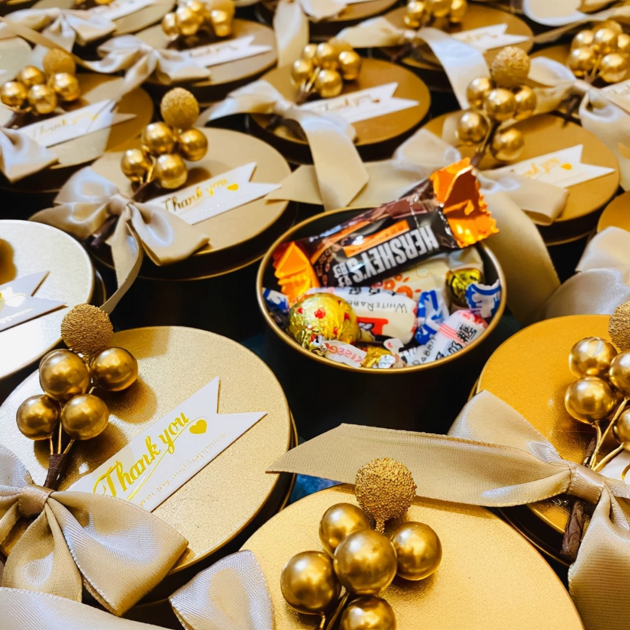 在婚礼上收到喜糖却打不开？只怪现在的喜糖太内卷了