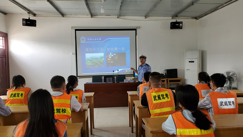 【文明交通进驾校】民勤公安交警走进天顺驾校开展暑期交通安全宣传活动丨强担当除隐患防事故保安全