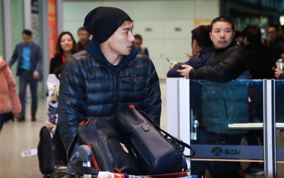 国足结束亚洲杯回到北京，名牌衣服和名包抢镜，国脚购物收获满满