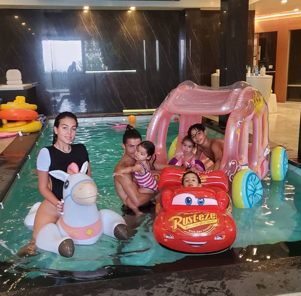 天生一对c罗对着乔治娜满脸宠溺,c罗满眼都是乔治娜视频