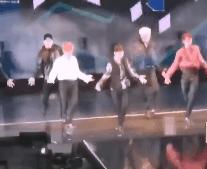 exo演唱会伯贤摔倒队友的反应,exo演唱会边伯贤被灯光挡头照片