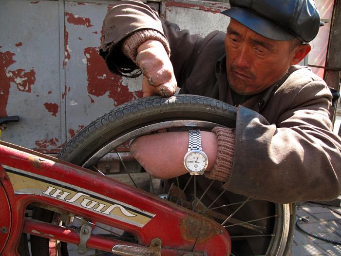 朝鲜人骑的自行车坏了，怎么修？