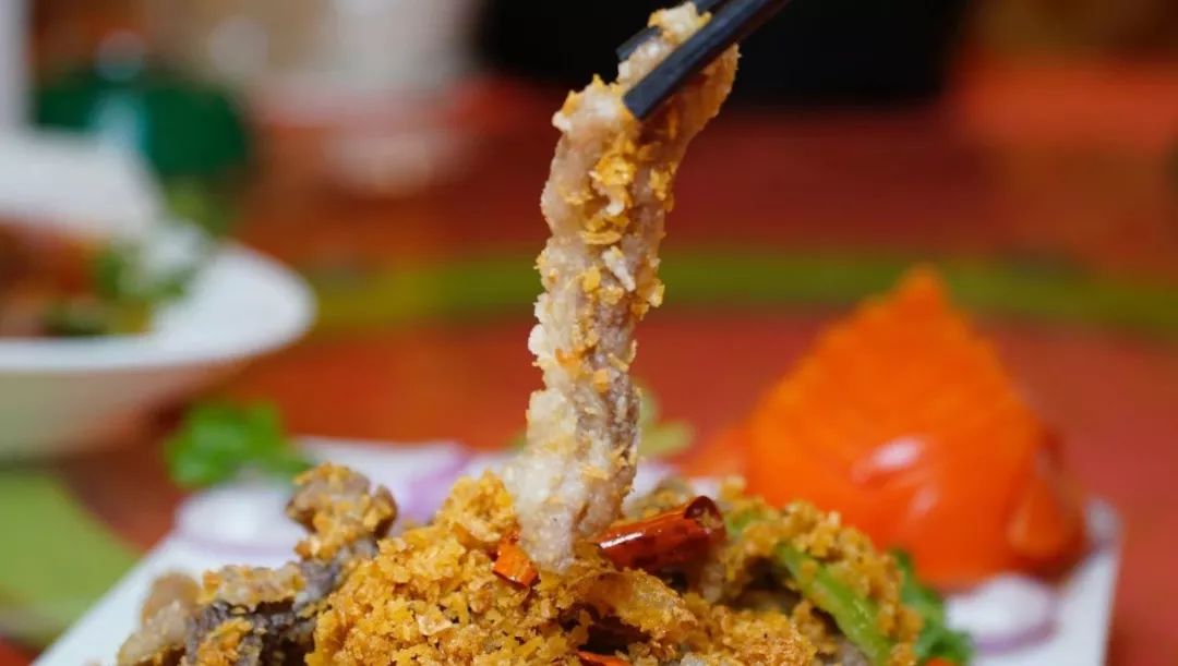 可以吃烧烤烤全羊的地方,有篝火烤全羊的地方