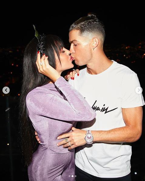 c罗和女友接吻视频,c罗钻戒