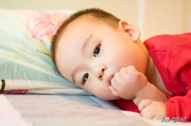 四个月宝宝总喜欢吃手是嘴巴痒吗,四个月宝宝总喜欢吃手怎么办