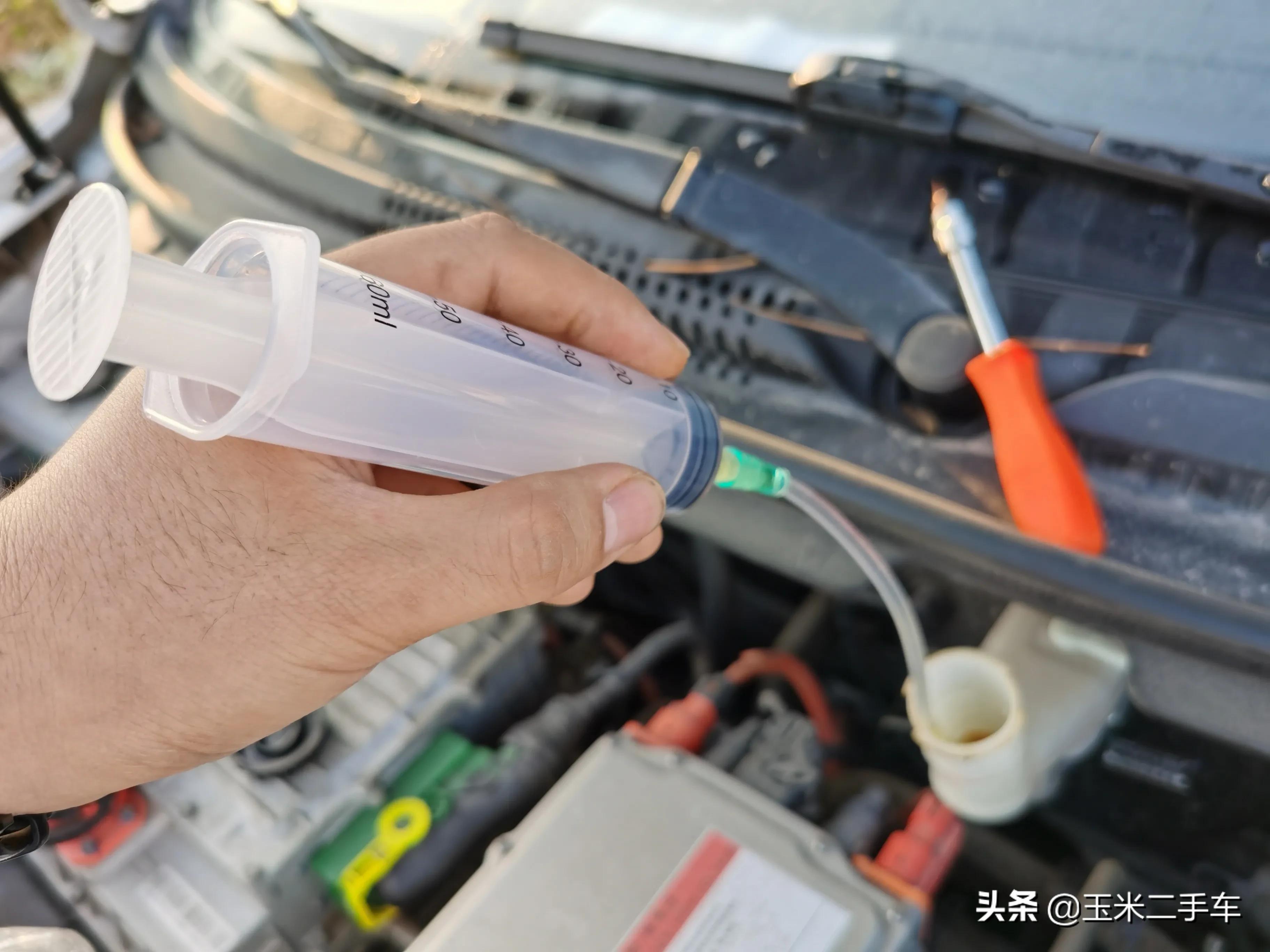 一个人换刹车油最简单的方法,自己一个人换刹车油