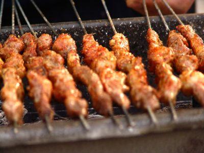 街道边五块钱一串的羊肉串靠谱吗,街边羊肉串10块5串是真的吗