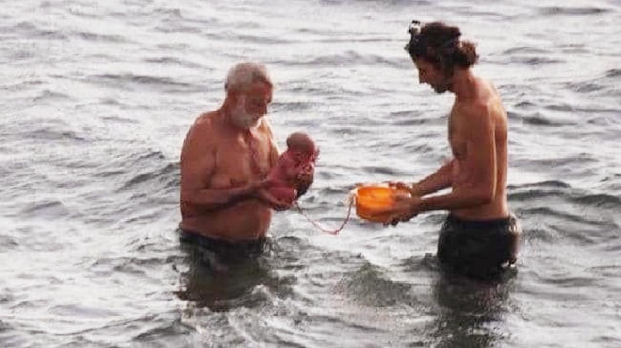 孕妇在海里分娩，老公帮忙接生，接下来的画面，跟玩过家家一样！