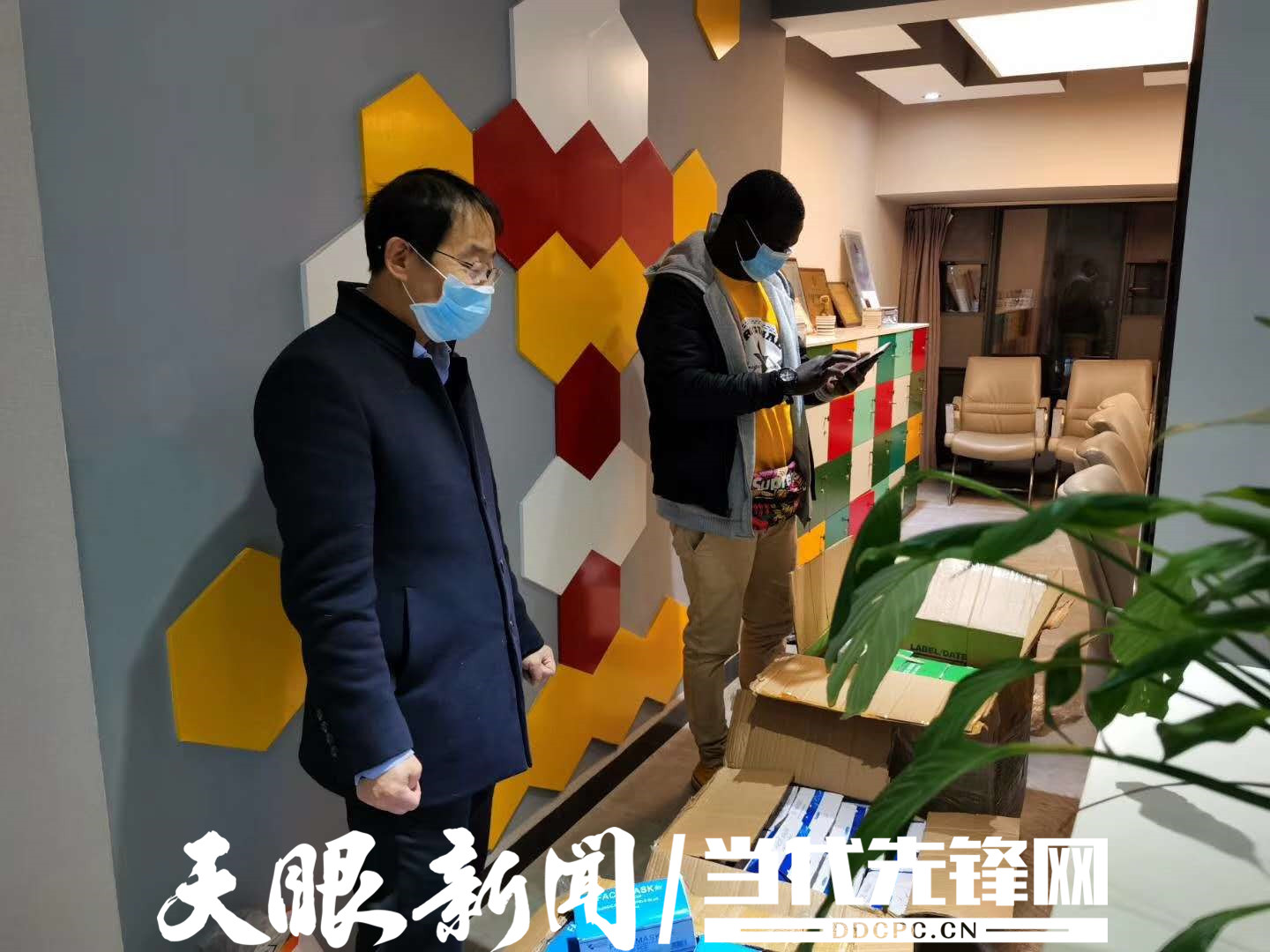 为了第二故乡！肯尼亚朋友“人肉快递”1万只口罩到贵阳