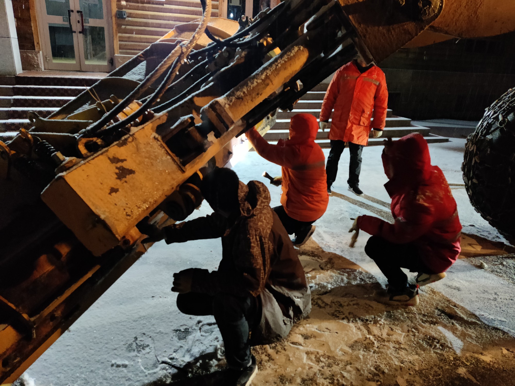 连夜除雪保畅通,连夜清扫积雪保障道路畅通