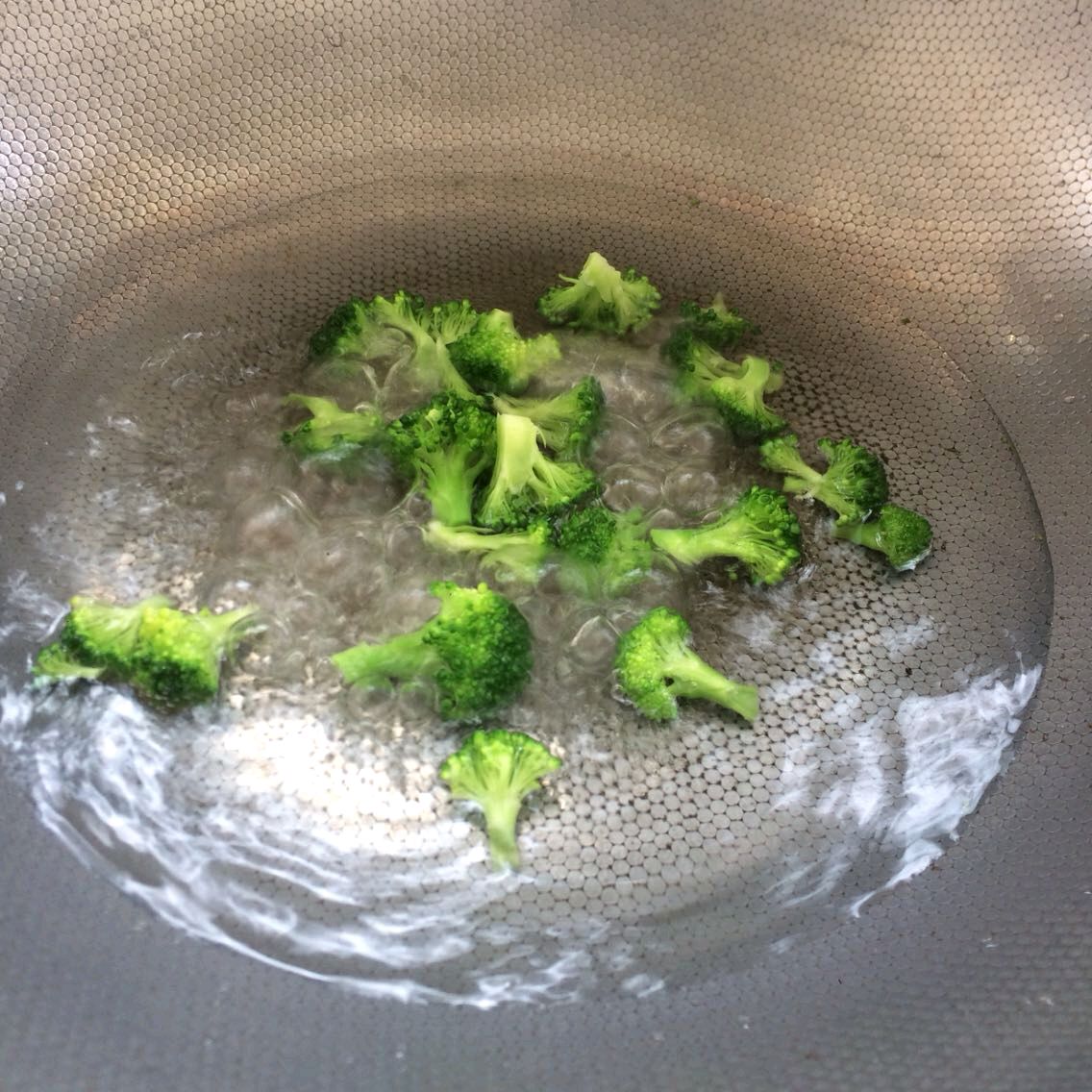 「芒果炒虾仁」的做法没见过吧？芒果和虾的结合，酸溜甜