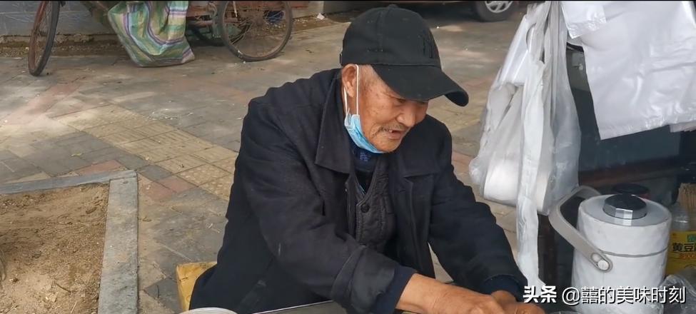 大爷在路边摆摊卖自制小吃,60岁大爷深夜摆摊卖小吃