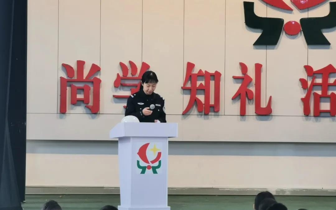 警花带你学交规哪4个时间要记住,警花带你学交规上学请走斑马线