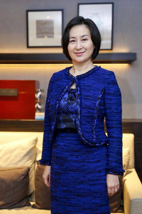 何超琼穿蓝色西装a字裙 (何超琼年轻时的时尚衣装)