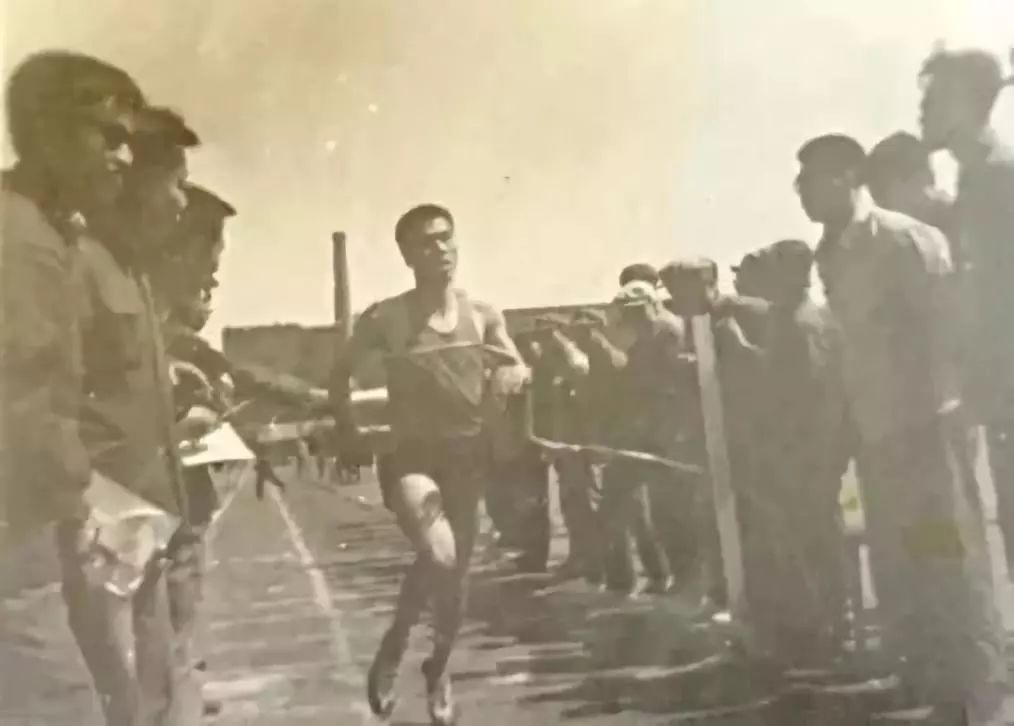 领跑一堆年轻小伙！68岁大爷北马2小时54分，配速408！