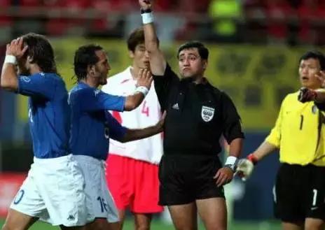 短道速滑1000米韩国两将摔出赛道,韩国短道速滑把队友推出赛道