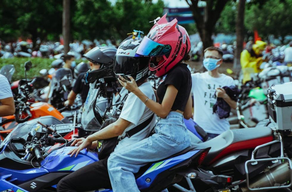 有个男人骑摩托车,骑摩托的男人的感受