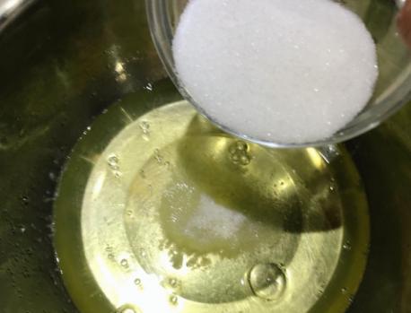 做蛋糕低筋面粉还需要过筛吗,做蛋糕如果用普通面粉会怎样