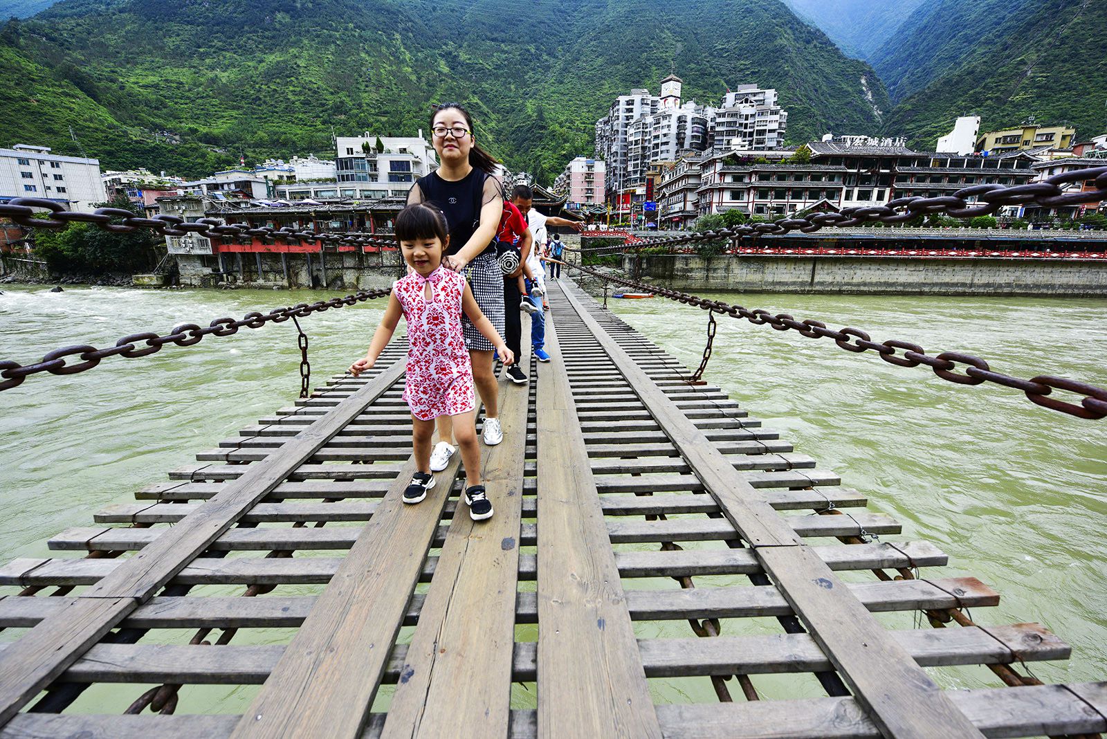 终于弄清楚，红军长征时飞夺的泸定桥由12164个铁链组成