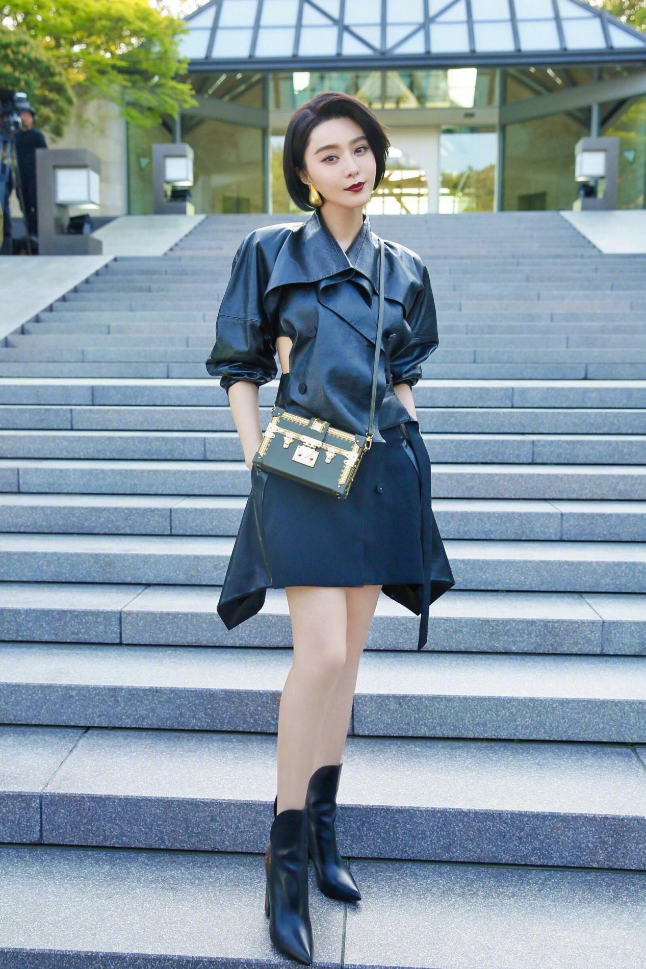 范冰冰露出真面目！宅家穿体操裤健身尽显翘臀，素颜白到发光