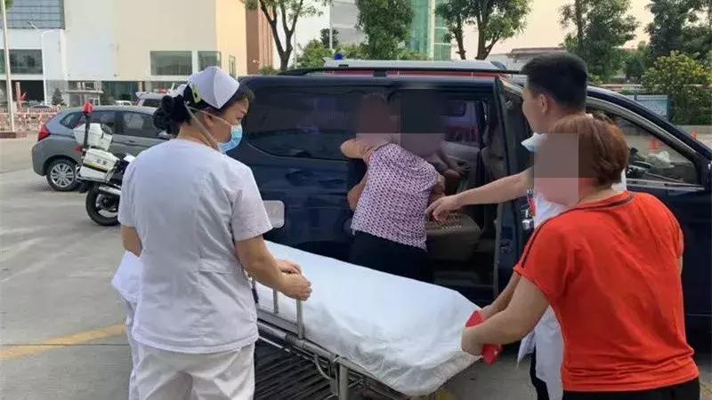 金鼎老人“十一”假期去淇澳岛游玩，33℃高温下中暑呕吐不止！急坏老伴！