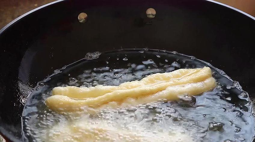 1碗面粉3个鸡蛋教你百吃不厌做法,1碗面2个鸡蛋轻松做美味小油条