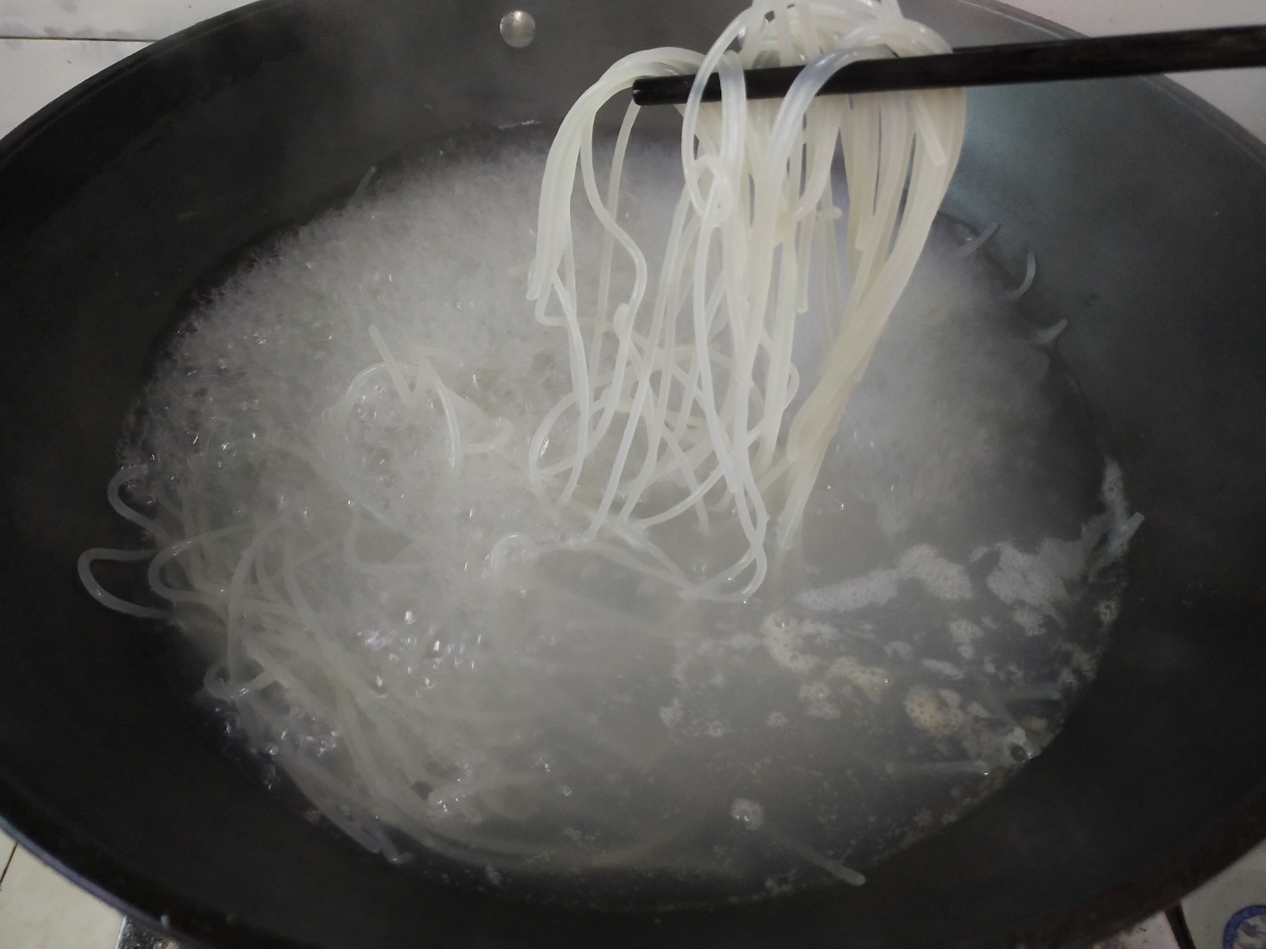 正宗的螺蛳粉特别香甜,正宗螺蛳粉试吃