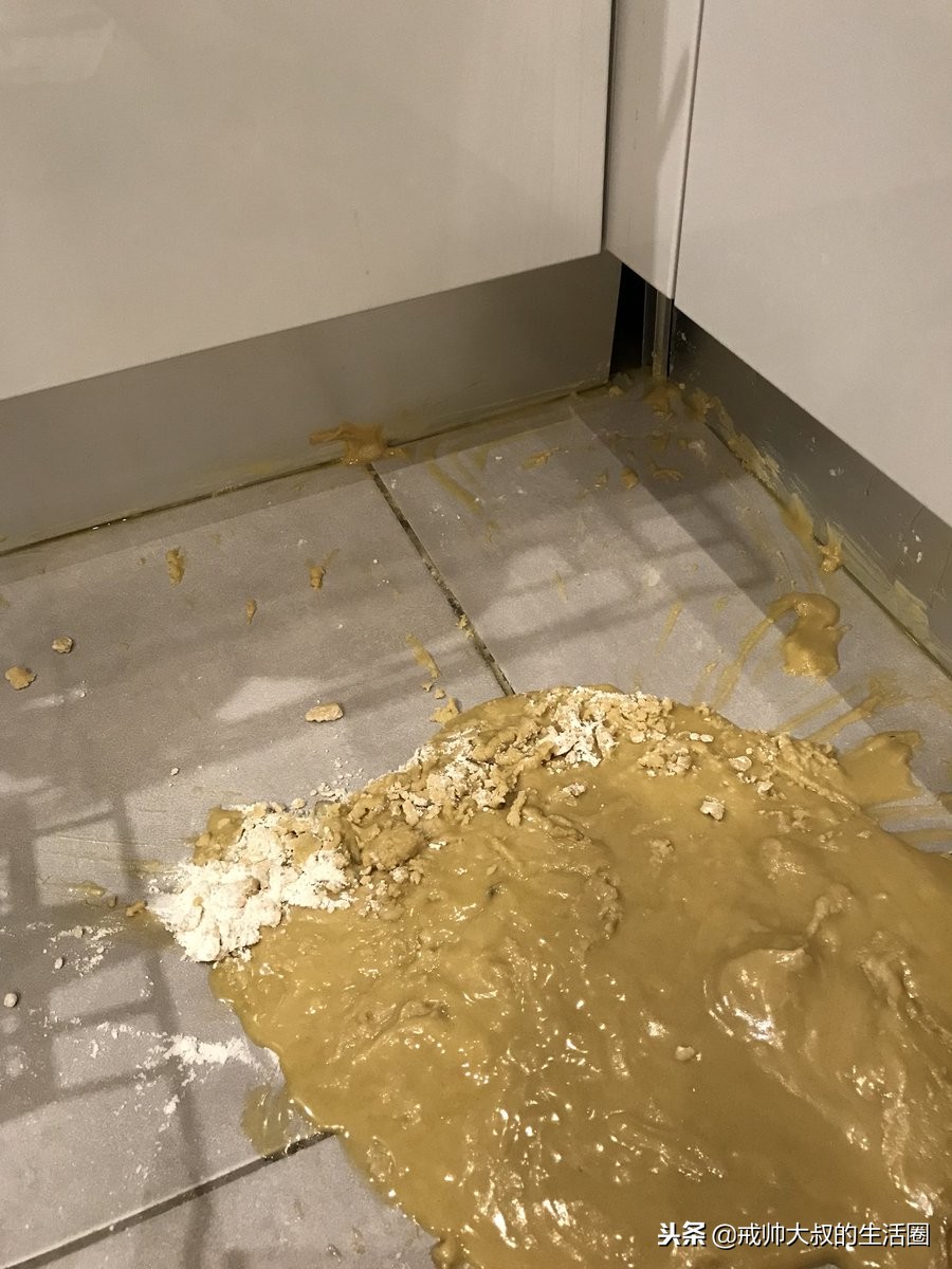 油打翻在地板怎么办,油洒了如何清理